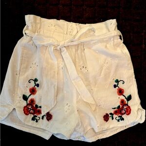 EXPRESS Embroidered White Floral Women Shorts SMALL with tie belt 100% cotton